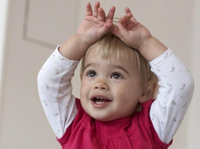 zeichensprache-fuer-babys_dpa55d30a66d71324459809