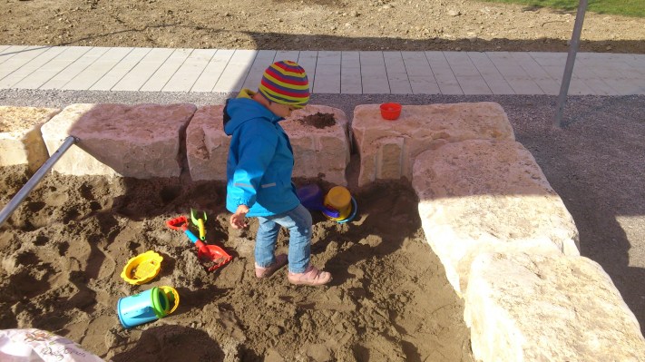The sand castle didn´t put up a fight and victory of the little one was inevitable, who with a smug face turned to me after the mayhem was over, and was obviously proud of having send my creation into oblivion.